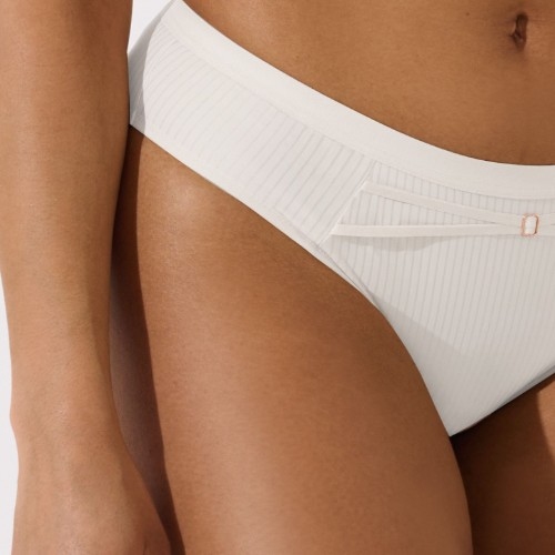 Lisca Laura white brief
