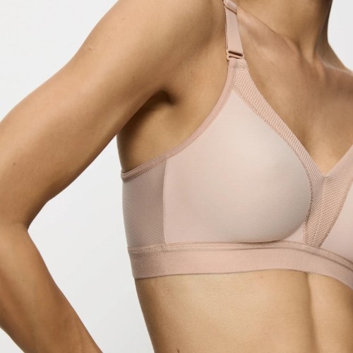 Triumph Triaction Wellness beige sport bra