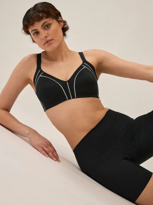 Naturana Minimizer black wireless bra