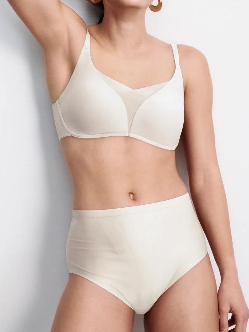 Triumph Shape Smart off white short