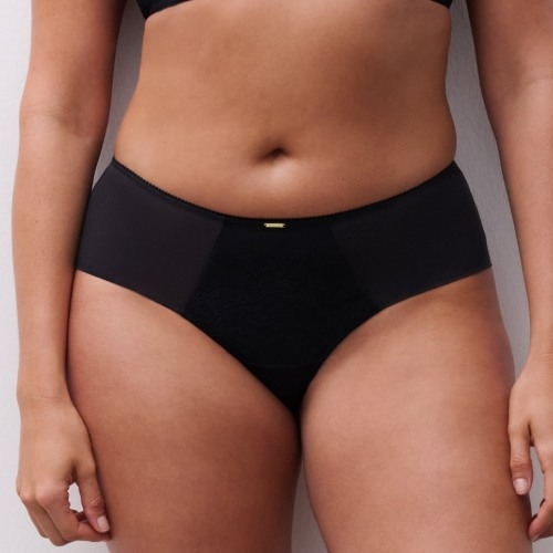 Chantelle Maris black short
